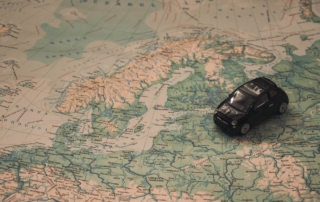 Samochód zabawka na mapie Europy