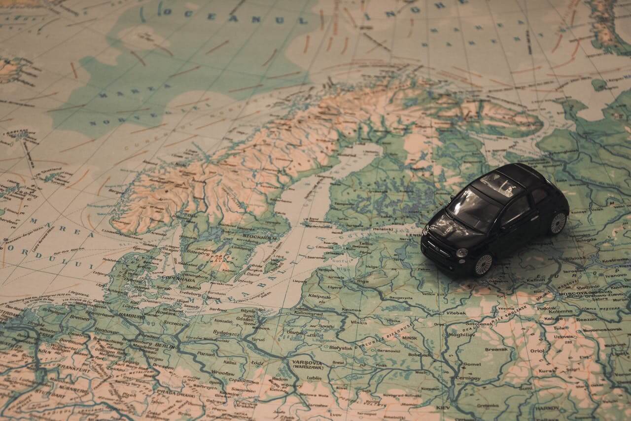 Samochód zabawka na mapie Europy